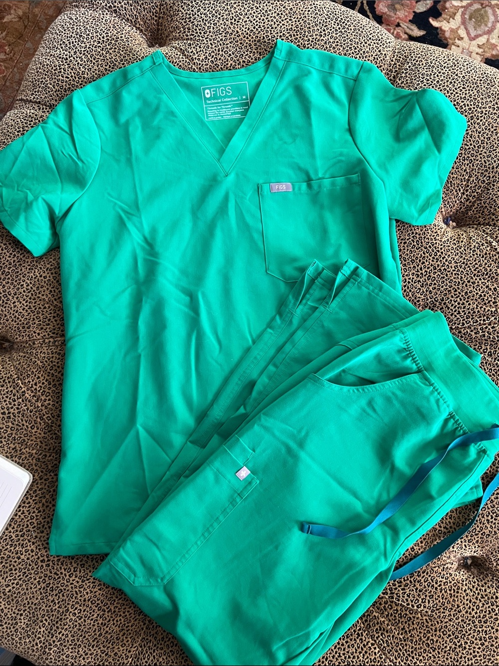 FIGS Women's Scrub Set in Kelly Green  Size Medium